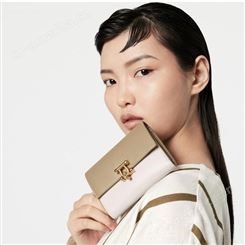 2020夏季新品女士钱包卡扣金属装饰多卡位迷你折叠短款女士手拿包